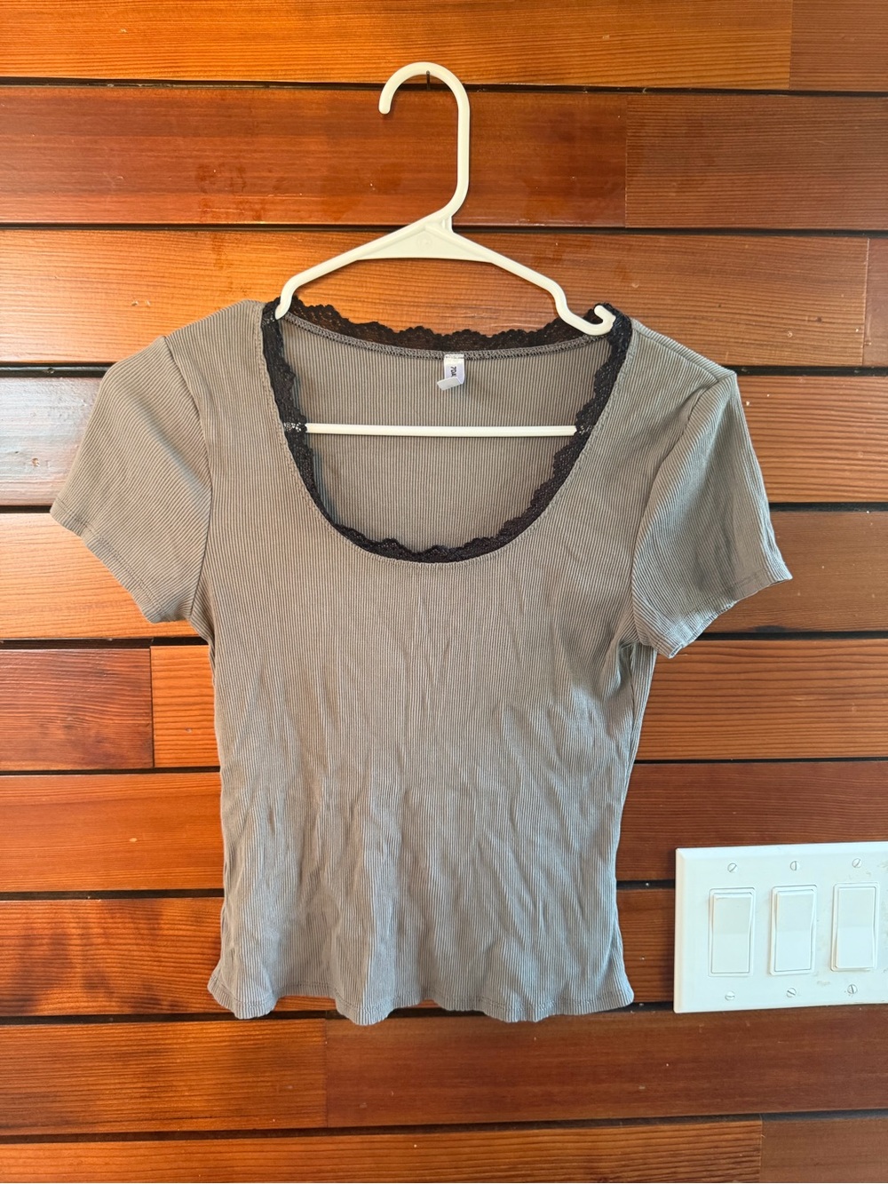 Women’s Taupe Ribbed Scoop Neck Lace-Trim Crop Top